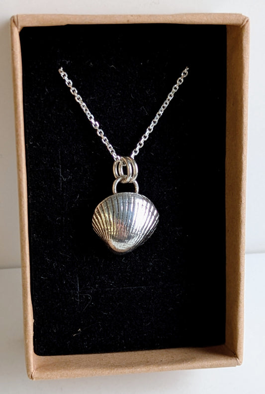 Silver shell necklace